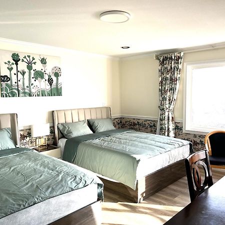 Master Bedroom With Two Queen Sized Bed Richmond Eksteriør billede