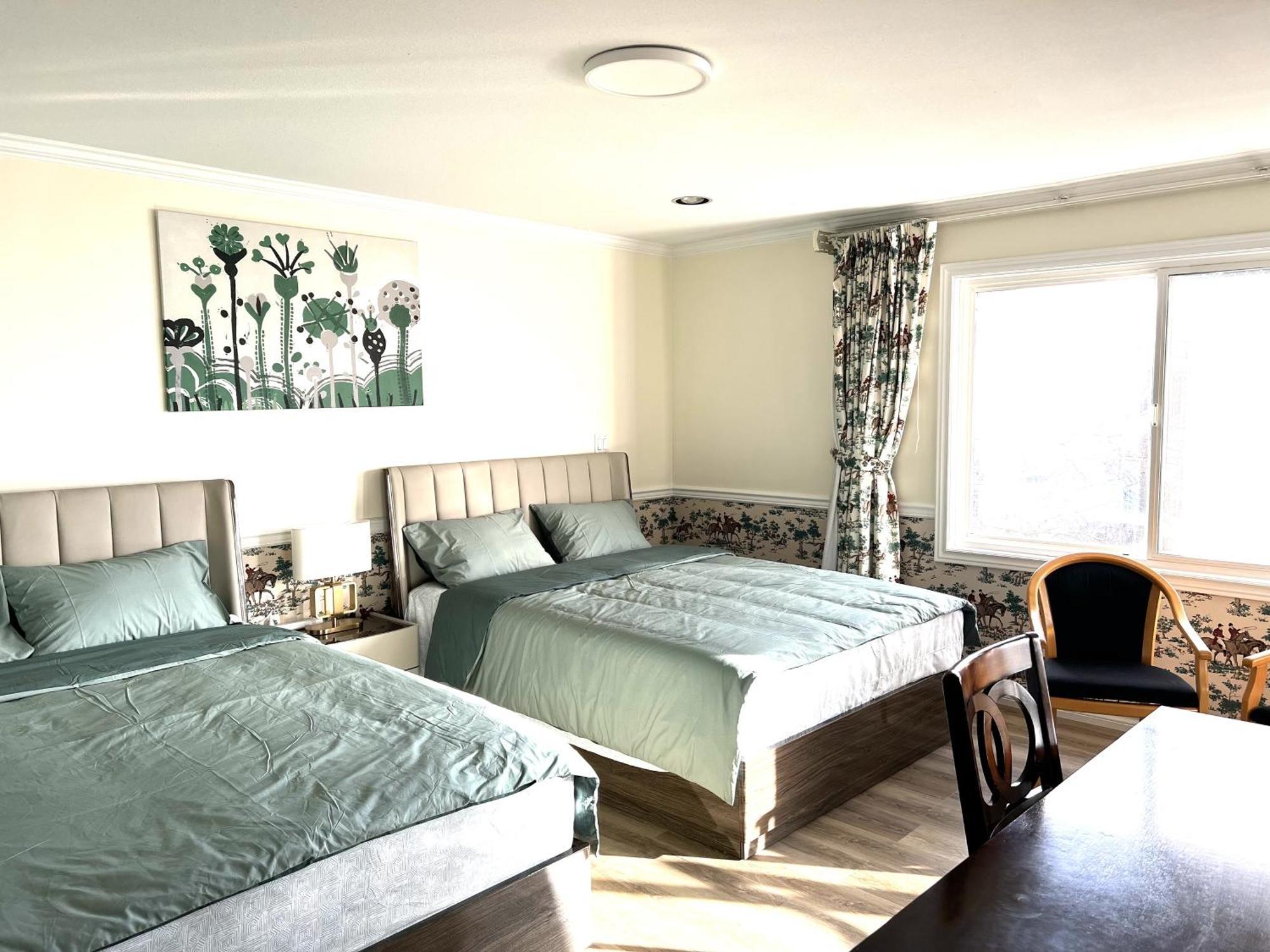 Master Bedroom With Two Queen Sized Bed Richmond Eksteriør billede